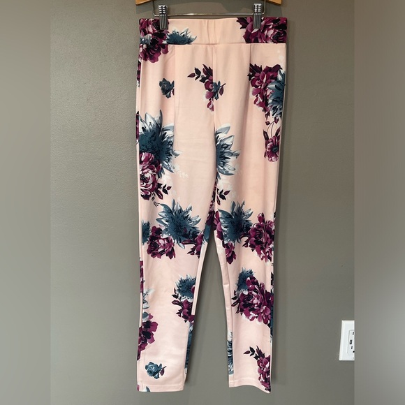 Cropped top and mid rise pant set by Solaris - Picture 3 of 11